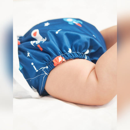 Beba u platnenoj peleni sa svemirskim uzorkom